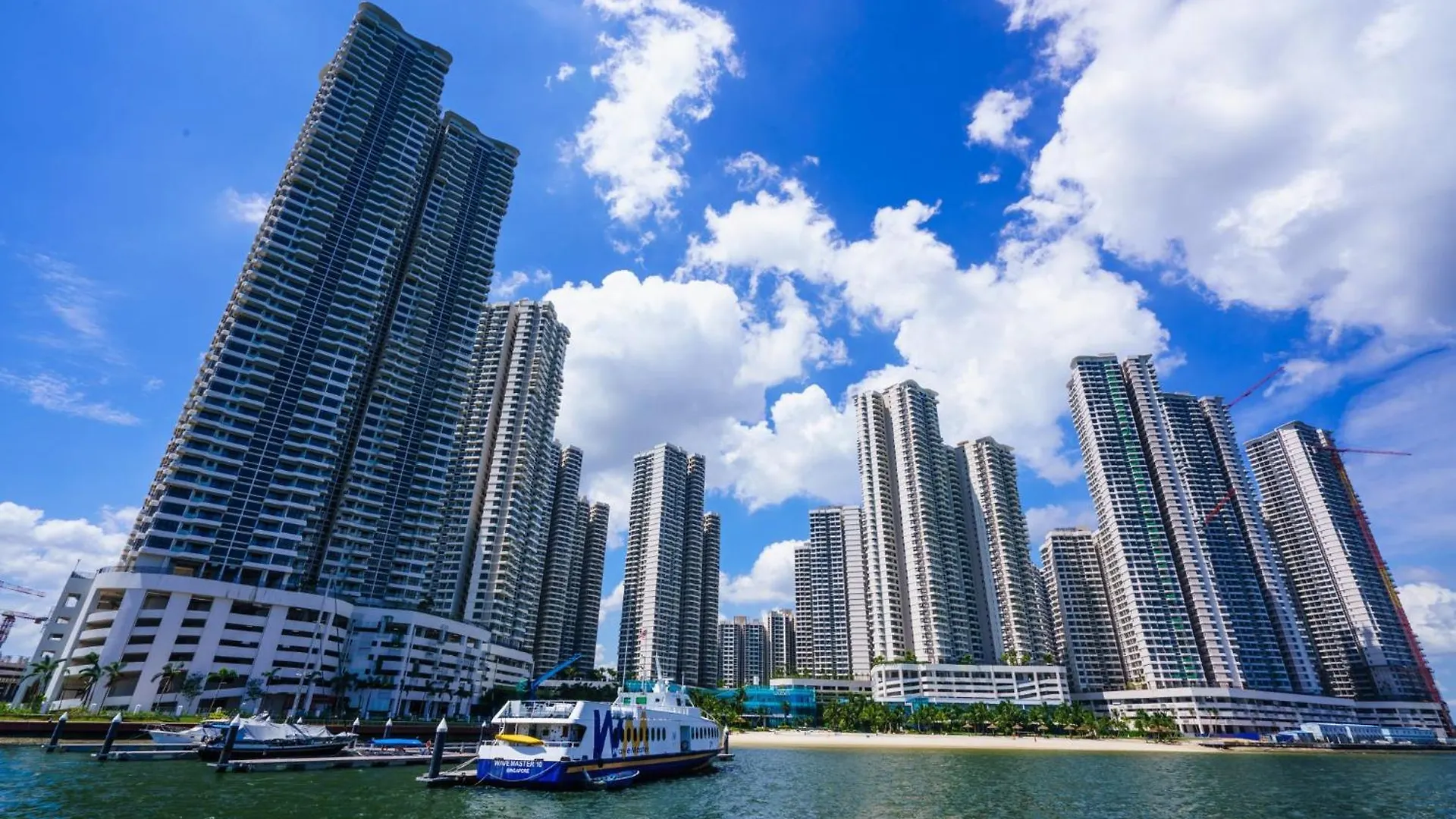 Wind Serenity At Country Garden Danga Bay With 2Carparks Foc Netflix Access And Youtube Premium 3Beds3Bath For 6-13Pax By Minshuku Johor Bahru